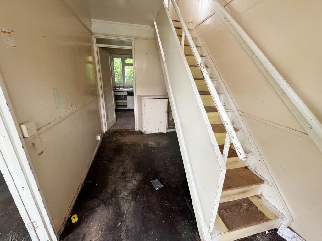 Lot: 95 - THREE-BEDROOM SEMI-DETACHED HOUSE FOR IMPROVEMENT - Entrance hall